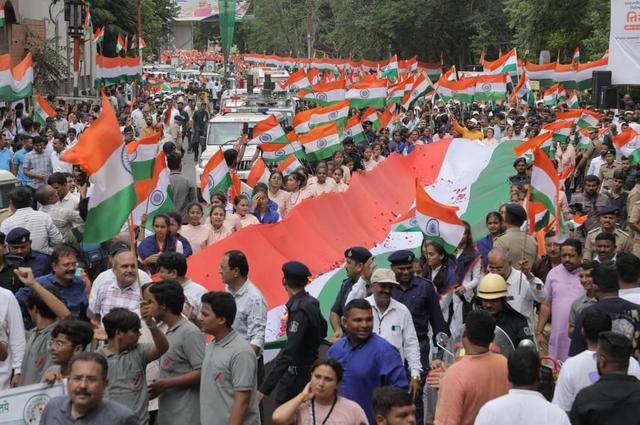 The Union Health Minister and the Chief Minister started the Tirangayatra in Rajkot